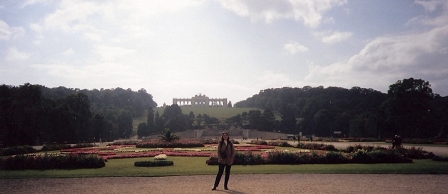 frau vor gloriette